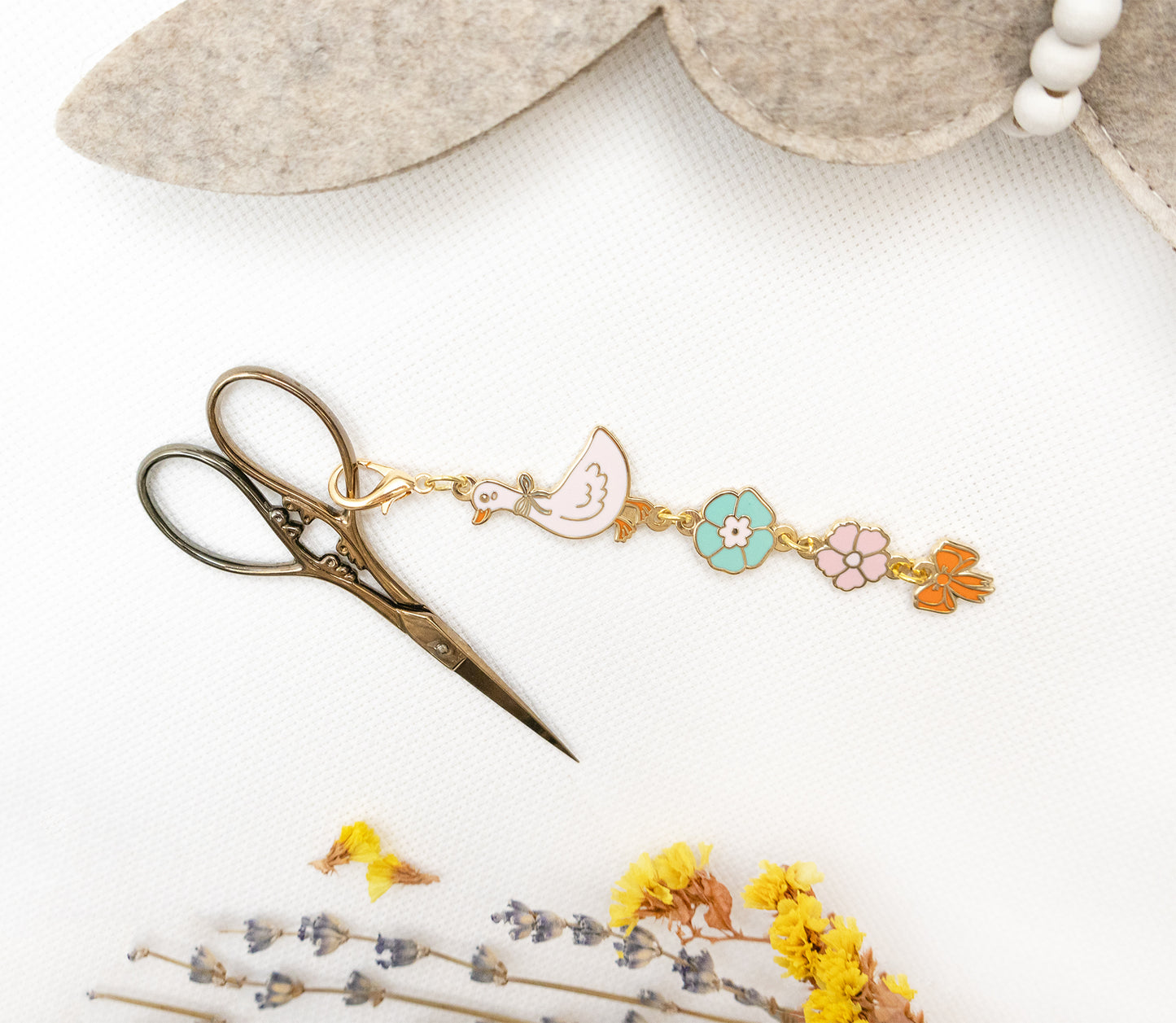 Letistitch SKU 3103 Happy Duckling - Scissors Minder