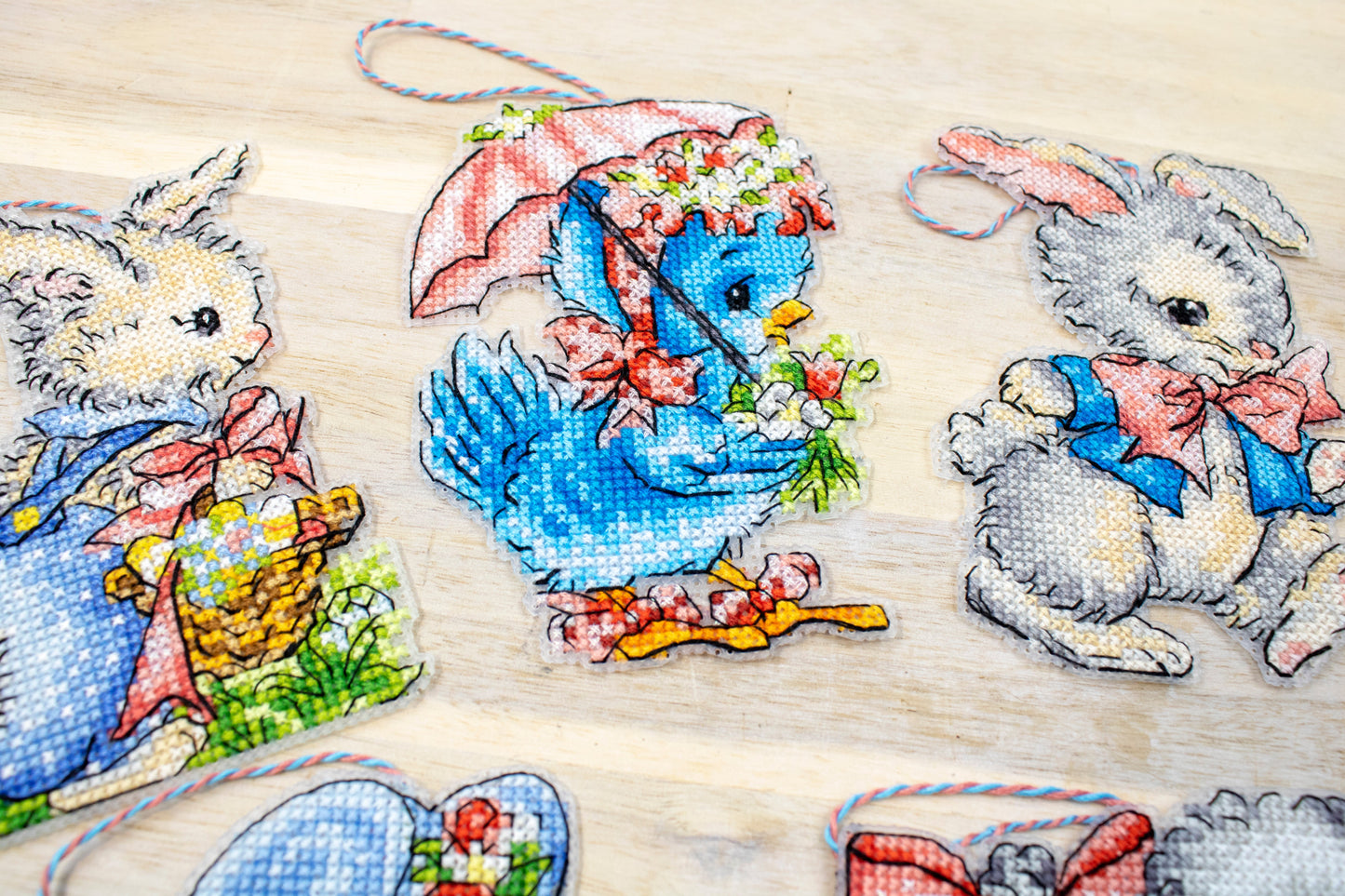 L8032 Easter Ornaments Kit of 8 pieces